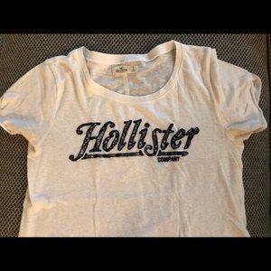 White hollister tee shirt